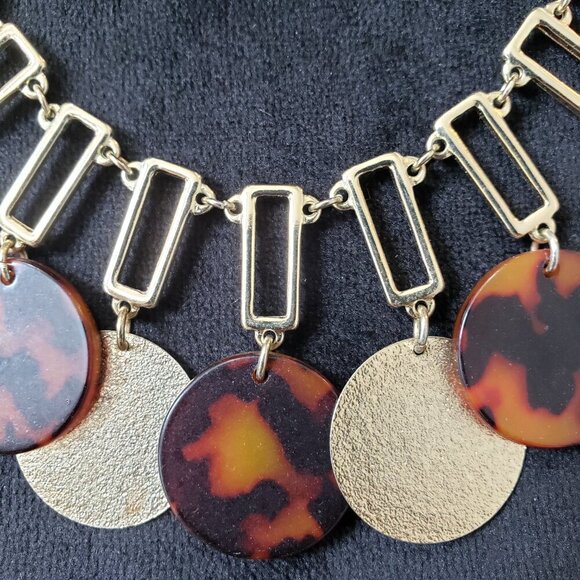 Womens Fashion Gold Tone Chain Lucite Disc Medallion Necklace with Lobster Clasp - Picture 3 of 6